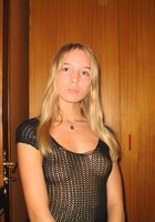 Молодая блондинка сексуально позирует в квартире 4 фотография