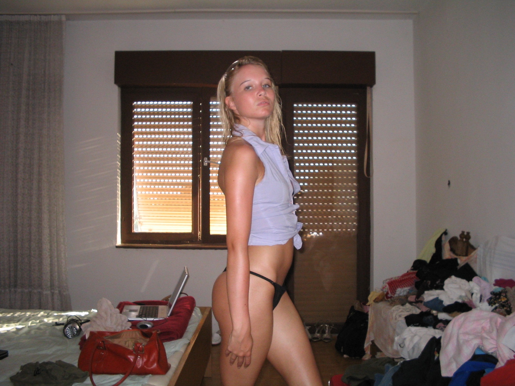 Молодая блондинка сексуально позирует в квартире 1 фотография