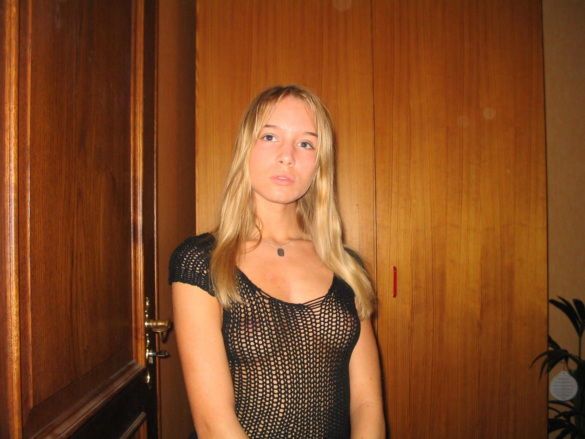 Молодая блондинка сексуально позирует в квартире 4 фотография