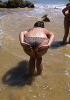 Девушка в купальнике отдыхает на море 4 фото