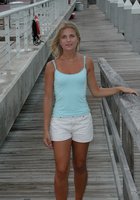 Стройная блондинка отдыхает голышом на палубе яхты 10 фото