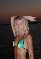 Стройная блондинка отдыхает голышом на палубе яхты 13 фото