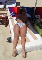 Женщина без купальника отдыхает на море 10 фотография