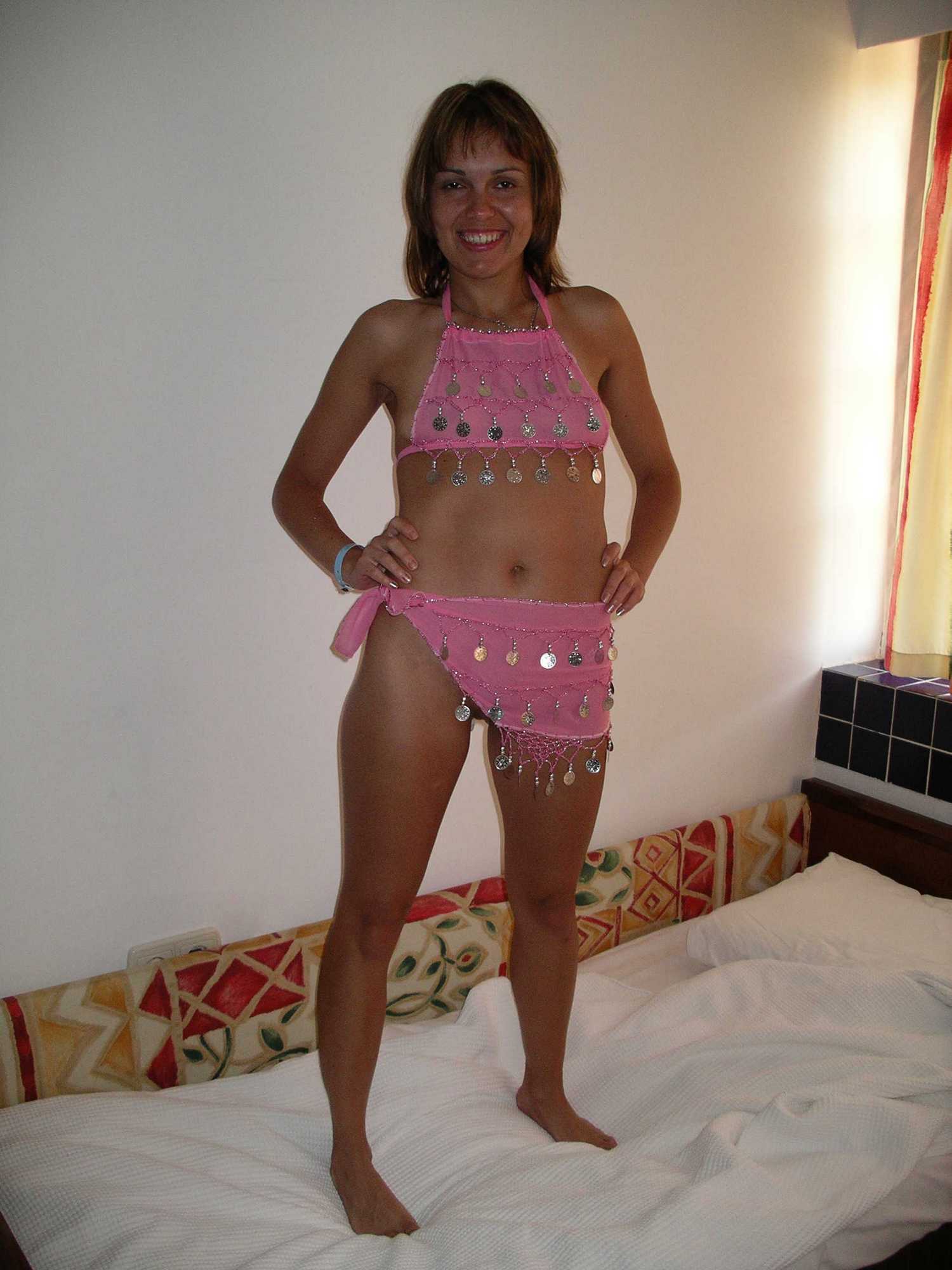 33 летняя женщина без трусов позирует на кровати 1 фотография