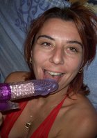 Дома мама мастурбирует промежность секс игрушкой 2 фотография