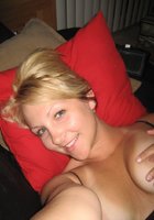 Блондинка с хорошим загаром шалит позирует в разных трусах на кровати 3 фотография