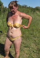 Сорокадевятилетняя баба стоит в поле без одежды 18 фото