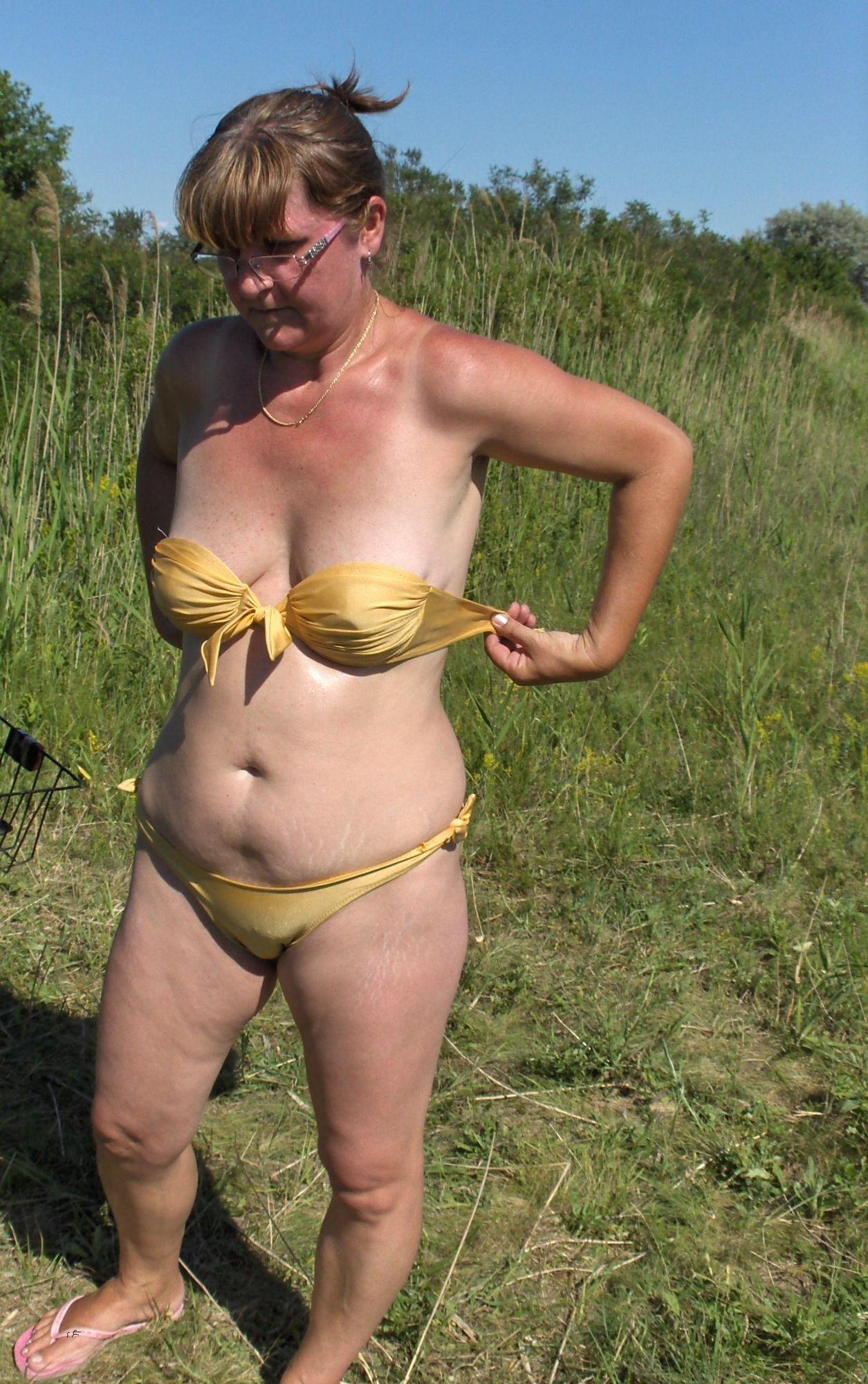 Сорокадевятилетняя баба стоит в поле без одежды 18 фотография