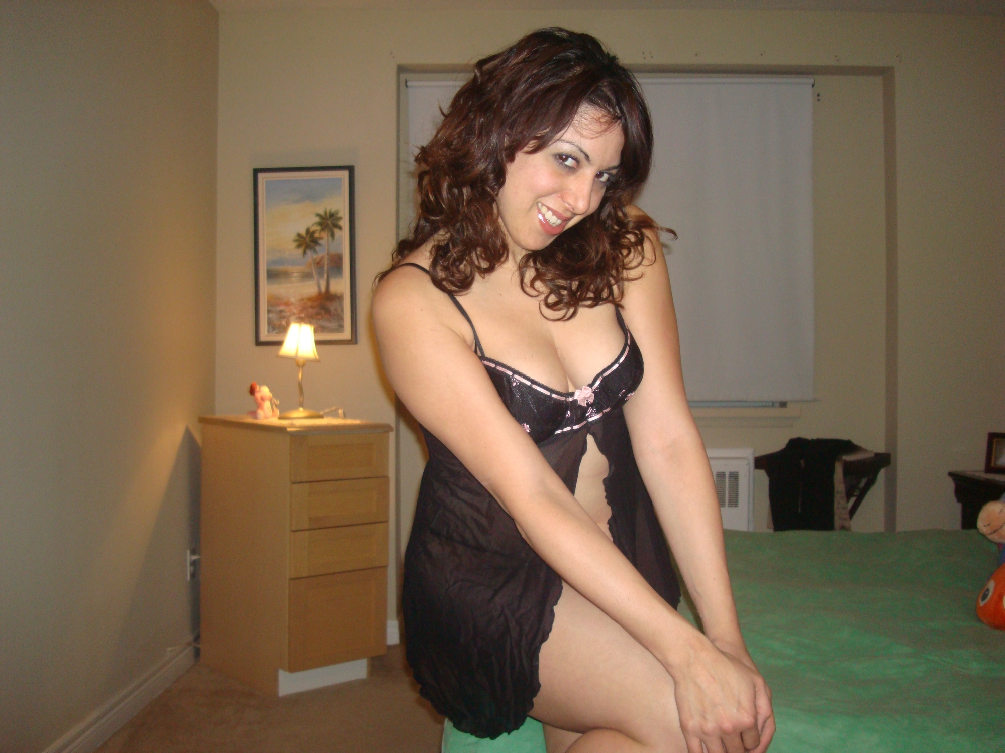 Тридцатидвухлетняя женщина в спальне оголяет прелести 4 фотография