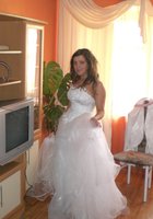 Развратная невеста в белых чулках позирует на кровати 8 фото