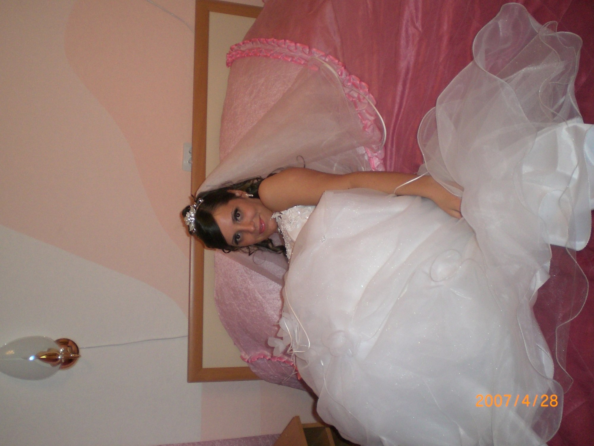 Развратная невеста в белых чулках позирует на кровати 1 фотография