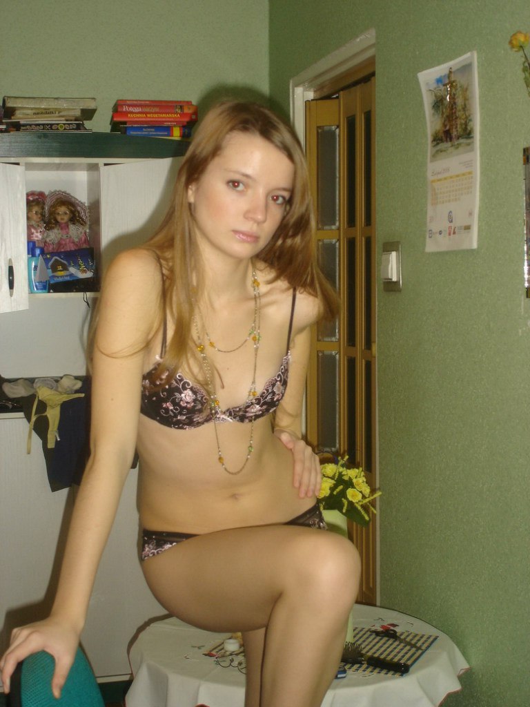 Водвадцатилетняя фифочка в квартире шалит в нижнем белье 8 фотография