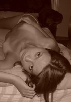 18 летняя красавица позирует на кровати в одних трусиках 3 фотография