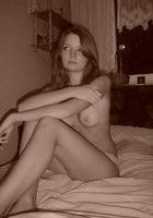18 летняя красавица позирует на кровати в одних трусиках 8 фотография
