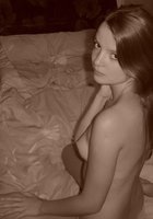 18 летняя красавица позирует на кровати в одних трусиках 17 фото