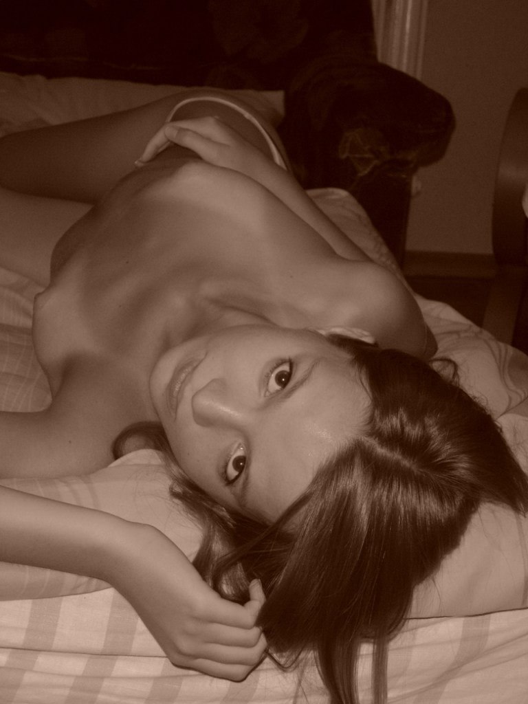 18 летняя красавица позирует на кровати в одних трусиках 3 фотография