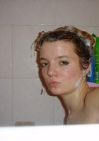 20 летняя нимфа голышом позирует в ванной комнате 5 фото