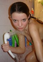 20 летняя нимфа голышом позирует в ванной комнате 9 фотография