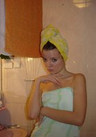 20 летняя нимфа голышом позирует в ванной комнате 12 фото