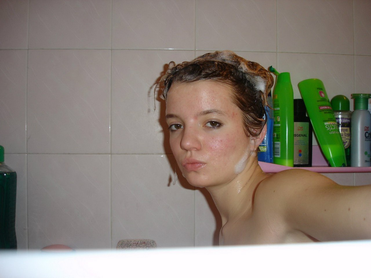 20 летняя нимфа голышом позирует в ванной комнате 5 фотография