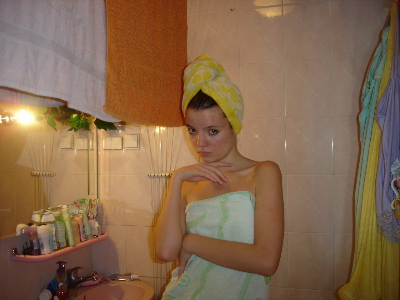 20 летняя нимфа голышом позирует в ванной комнате 12 фотография