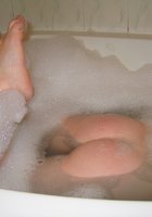 Голая пышечка купается в ванной 10 фото