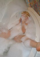 Голая пышечка купается в ванной 4 фото