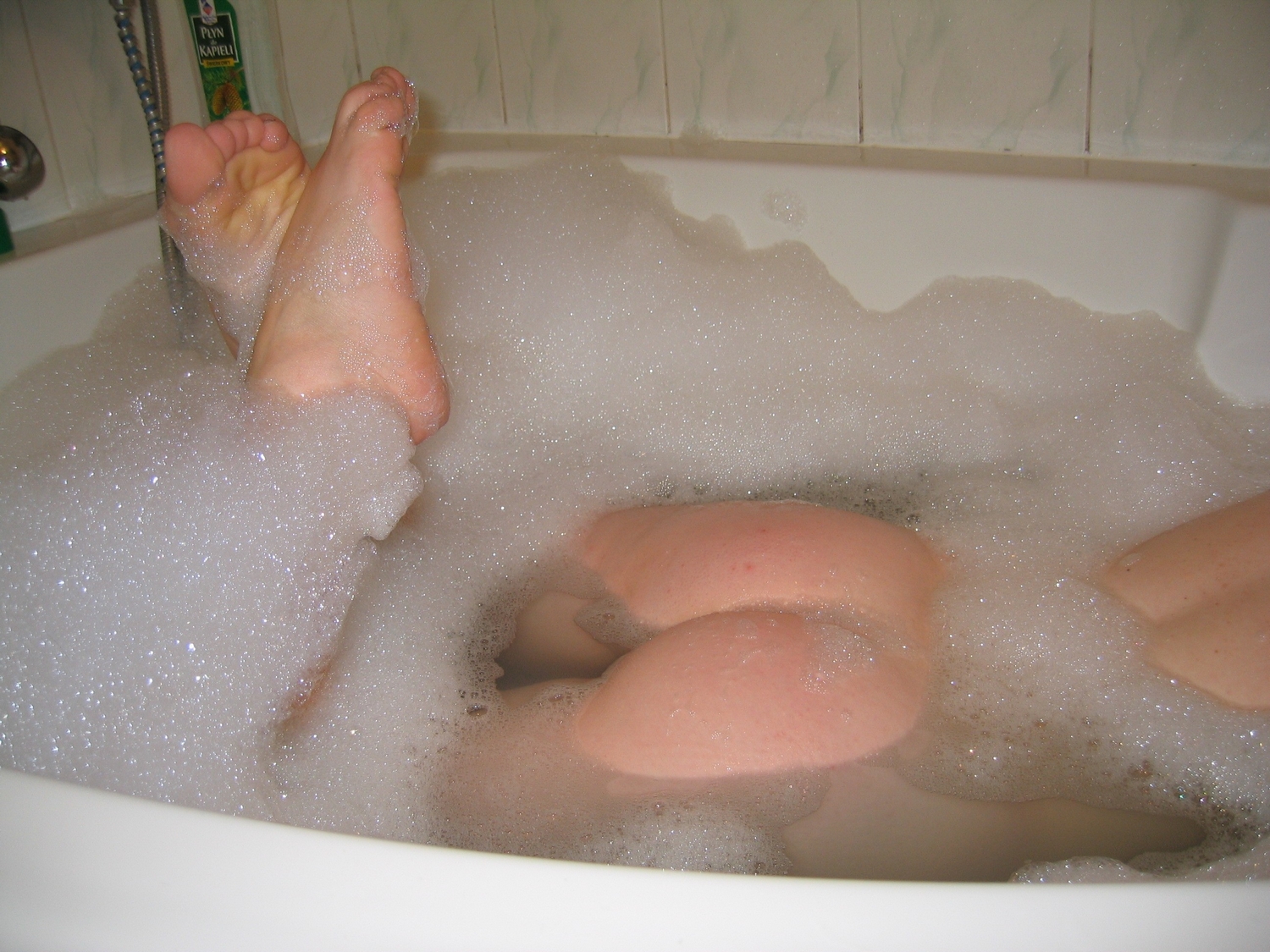 Голая пышечка купается в ванной 10 фотография