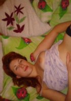 Рыжая барышня валяется на кровати с голыми сиськами 4 фотография
