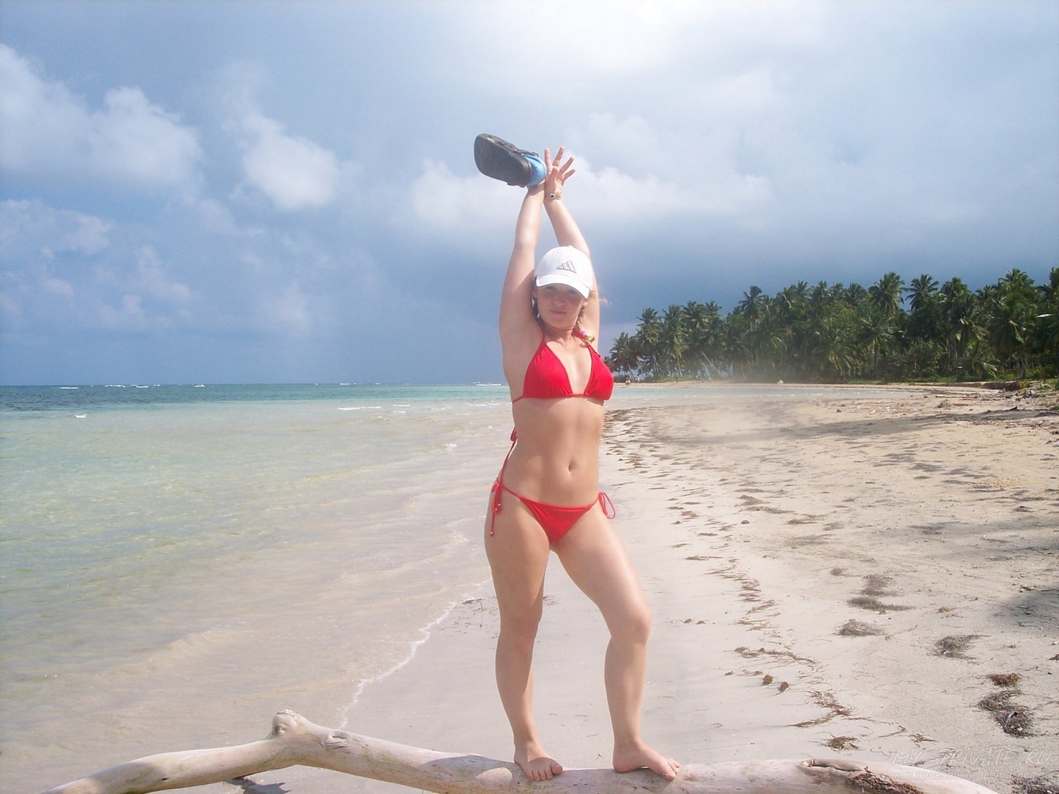 Девушка шалит без одежды на пляже 8 фотография