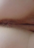 Потаскушка светит волосатой киской во время полового акта 15 фотография