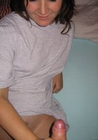 Молодая девушка нежно сосет пенис в гостях у ухажера 13 фотография