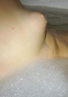 Купаясь в ванне баловница показывает голое тело 15 фотография