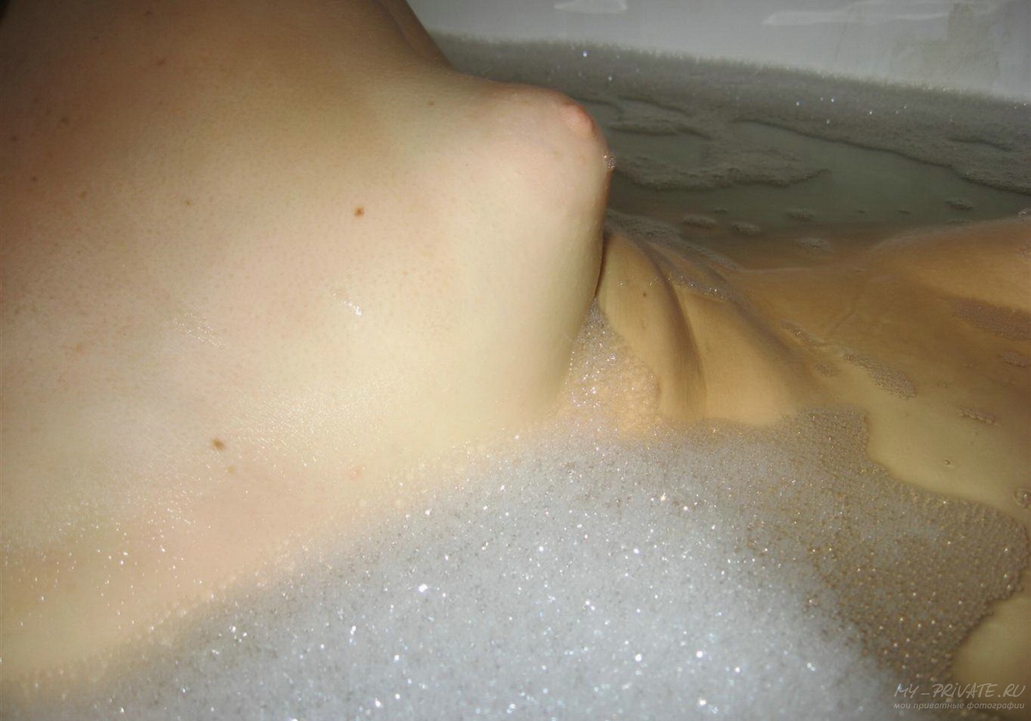 Купаясь в ванне баловница показывает голое тело 15 фотография