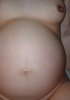 На постели беременная профурсетка показывает манду 2 фотография