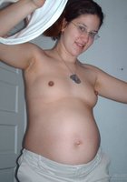 На постели беременная профурсетка показывает манду 17 фотография