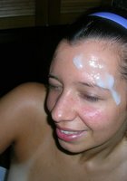 Брюнетка получила сперму на лицо в ванной 1 фото