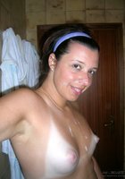 Брюнетка получила сперму на лицо в ванной 2 фотография