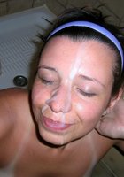 Брюнетка получила сперму на лицо в ванной 7 фотография