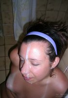Брюнетка получила сперму на лицо в ванной 8 фотография