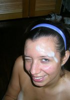 Брюнетка получила сперму на лицо в ванной 9 фото
