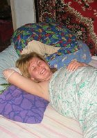 Взрослая баба на кровати сосет мужу 16 фото