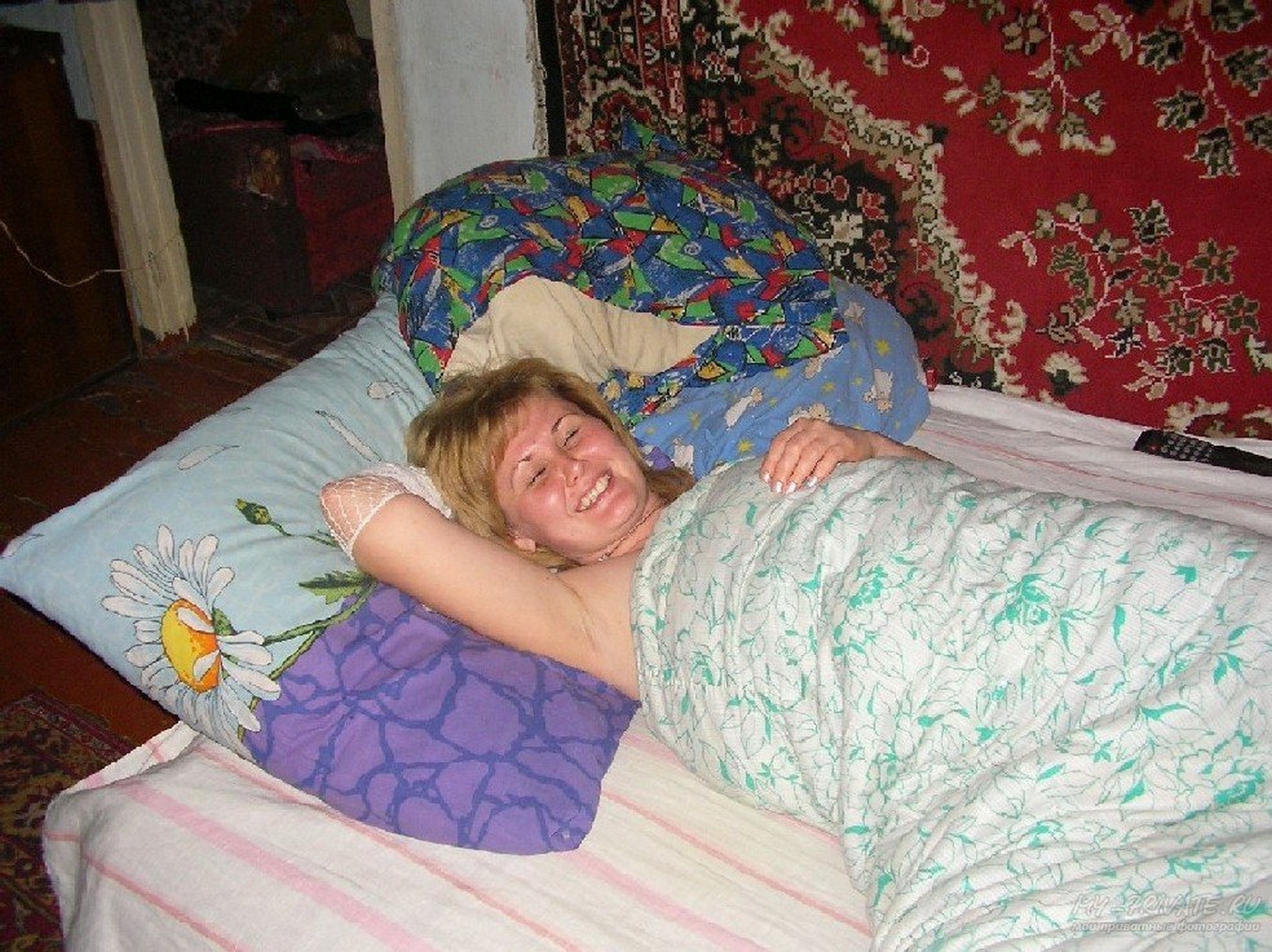Взрослая баба на кровати сосет мужу 16 фотография