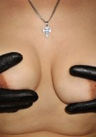 Женушка в черных перчатках светит мандой после анального секса 12 фото