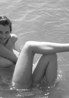 На реке девушка отдыхает топлес 1 фотография