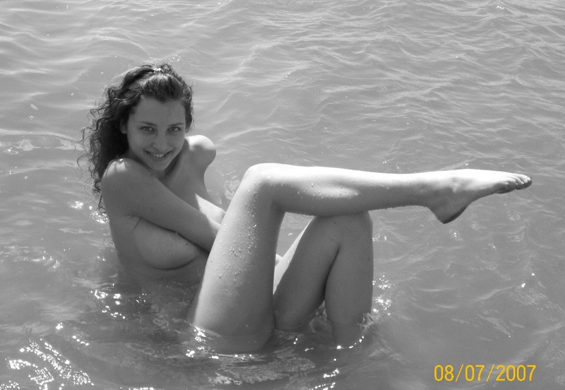 На реке девушка отдыхает топлес 1 фотография
