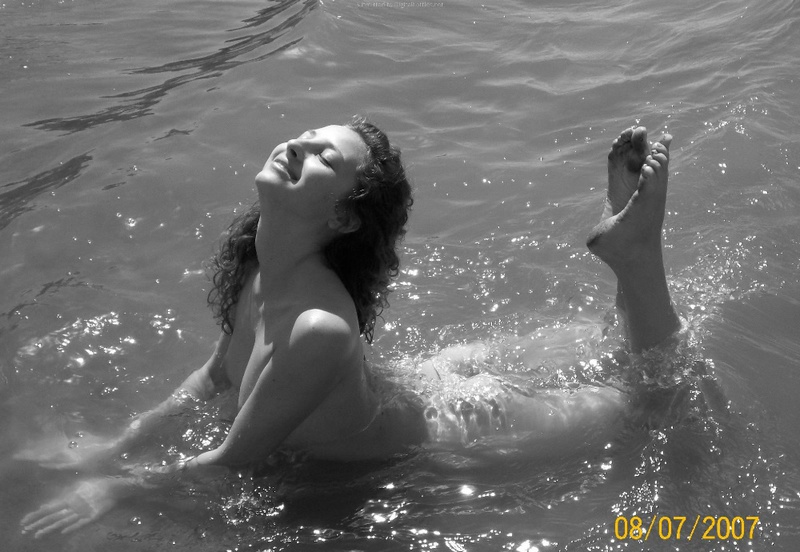 На реке девушка отдыхает топлес 2 фотография