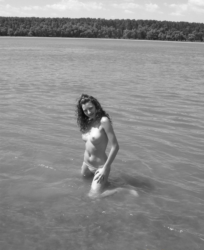 На реке девушка отдыхает топлес 4 фотография