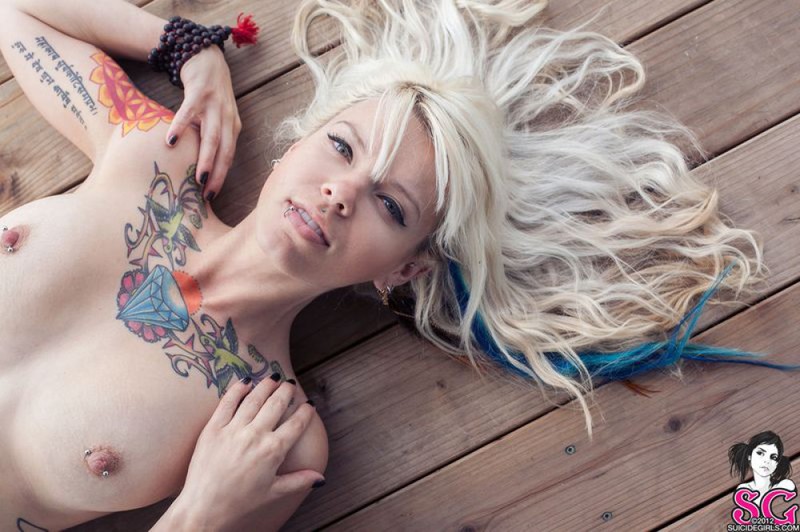 Татуированная блонда оголила стройное тело на веранде 8 фотография