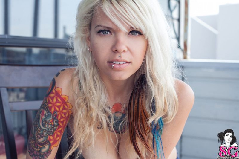 Татуированная блонда оголила стройное тело на веранде 15 фотография